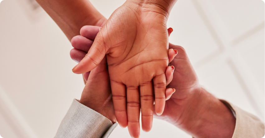 image de 4 mains l'une sur les autres