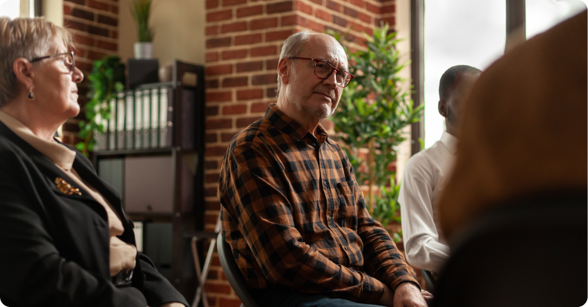 photo d'un homme et une femme assis sur des chaises